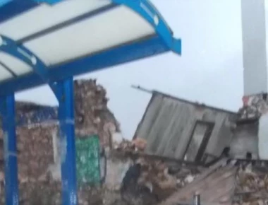 Κατέρρευσε ακατοίκητο σπίτι πάνω σε στάση λεωφορείου (φώτο)
